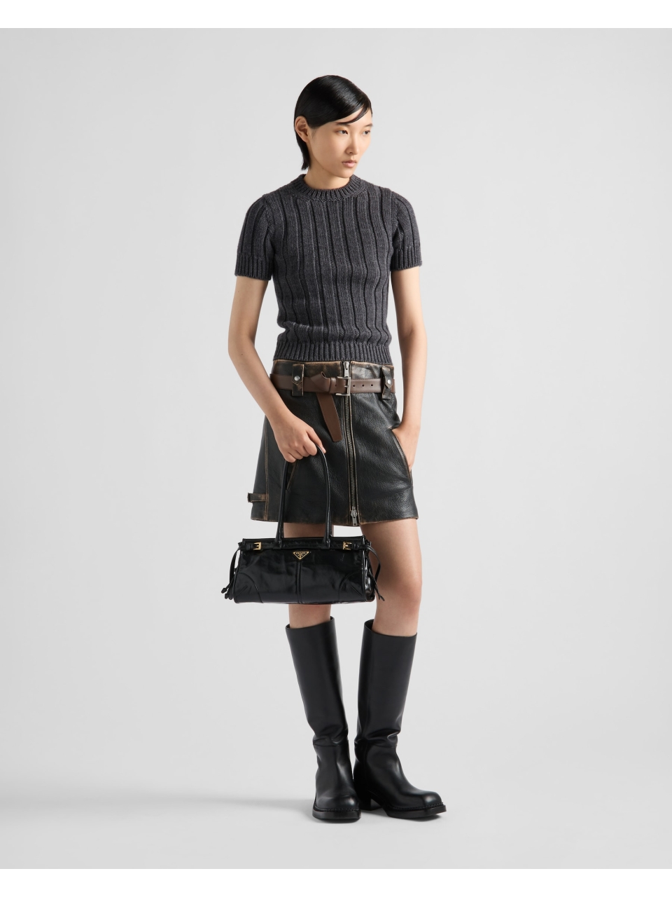 Кожаная сумка среднего размера Prada